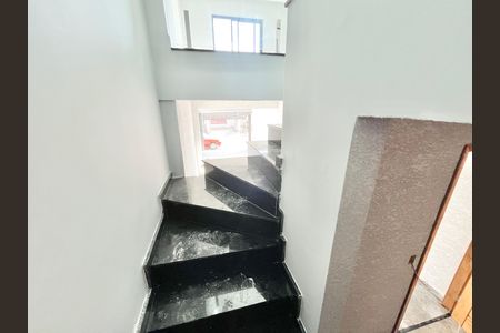 Casa à venda com 139m², 3 quartos e 2 vagas Casa à venda com 139m², 3 quartos e 2 vagasEscada