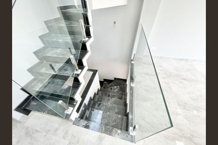 Casa à venda com 139m², 3 quartos e 2 vagas Casa à venda com 139m², 3 quartos e 2 vagasEscada