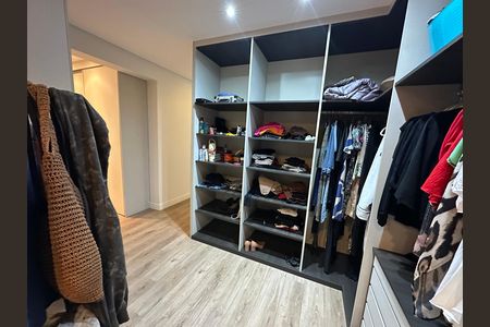 Apartamento para alugar com 230m², 4 quartos e 2 vagas Apartamento para alugar com 230m², 4 quartos e 2 vagasCloset