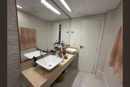 Banheiro da Suíte de apartamento para alugar com 4 quartos, 230m² em Itararé, São Vicente