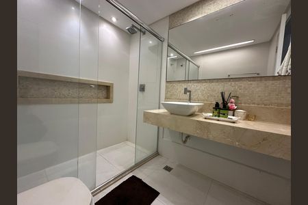 Apartamento para alugar com 230m², 4 quartos e 2 vagas Apartamento para alugar com 230m², 4 quartos e 2 vagasBanheiro da Suíte