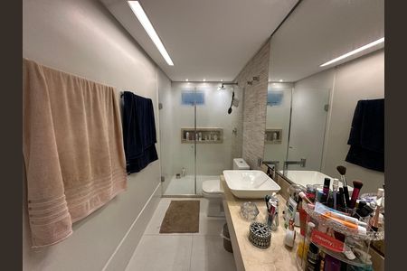 Apartamento para alugar com 230m², 4 quartos e 2 vagas Apartamento para alugar com 230m², 4 quartos e 2 vagasBanheiro da Suíte