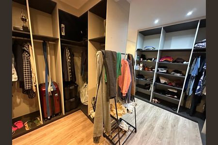 Apartamento para alugar com 230m², 4 quartos e 2 vagas Apartamento para alugar com 230m², 4 quartos e 2 vagasCloset
