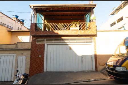 Casa à venda com 300m², 5 quartos e 3 vagas Casa à venda com 300m², 5 quartos e 3 vagasFachada
