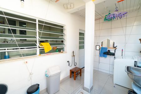 Casa à venda com 300m², 5 quartos e 3 vagas Casa à venda com 300m², 5 quartos e 3 vagasCasa 2 - Area de Serviço