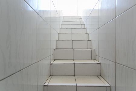 Escada  de casa à venda com 3 quartos, 144m² em Vila Carmosina, São Paulo