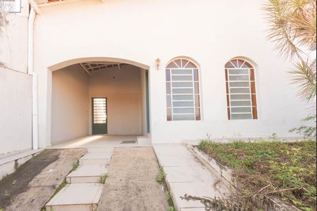 Casa à venda com 134m², 4 quartos e 2 vagas Casa à venda com 134m², 4 quartos e 2 vagasFachada