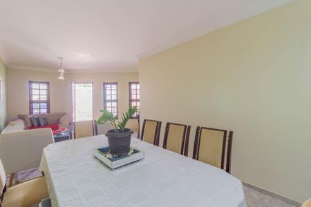 Casa à venda com 340m², 5 quartos e 5 vagas Casa à venda com 340m², 5 quartos e 5 vagasSala de Jantar