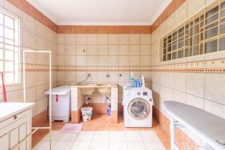 Casa à venda com 340m², 5 quartos e 5 vagas Casa à venda com 340m², 5 quartos e 5 vagasLavanderia
