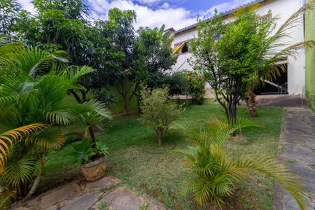 Casa à venda com 340m², 5 quartos e 5 vagas Casa à venda com 340m², 5 quartos e 5 vagasJardim