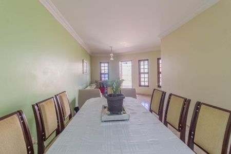 Casa à venda com 340m², 5 quartos e 5 vagas Casa à venda com 340m², 5 quartos e 5 vagasSala de Jantar