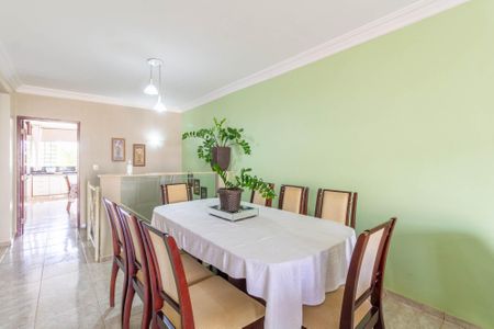 Casa à venda com 340m², 5 quartos e 5 vagas Casa à venda com 340m², 5 quartos e 5 vagasSala de Jantar
