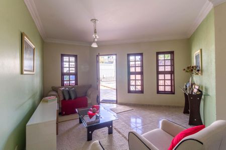 Casa à venda com 340m², 5 quartos e 5 vagas Casa à venda com 340m², 5 quartos e 5 vagasSala de Estar