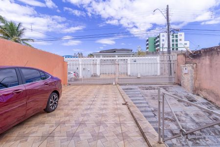 Casa à venda com 340m², 5 quartos e 5 vagas Casa à venda com 340m², 5 quartos e 5 vagasFachada