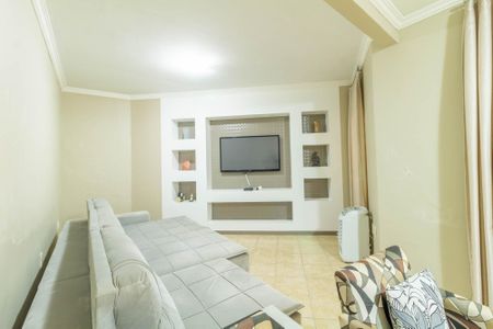 Casa à venda com 340m², 5 quartos e 5 vagas Casa à venda com 340m², 5 quartos e 5 vagasSala de TV
