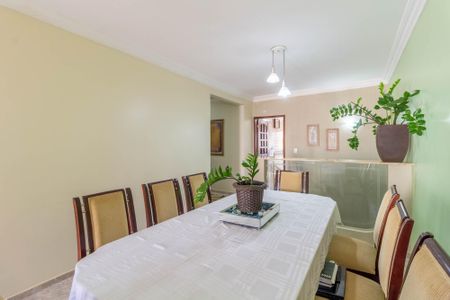 Casa à venda com 340m², 5 quartos e 5 vagas Casa à venda com 340m², 5 quartos e 5 vagasSala de Jantar