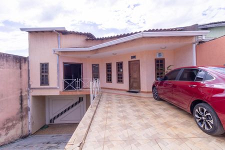 Casa à venda com 340m², 5 quartos e 5 vagas Casa à venda com 340m², 5 quartos e 5 vagasFachada