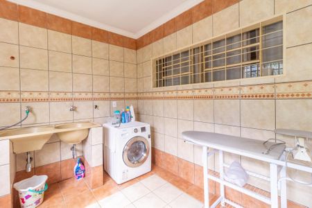 Casa à venda com 340m², 5 quartos e 5 vagas Casa à venda com 340m², 5 quartos e 5 vagasLavanderia