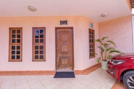 Casa à venda com 340m², 5 quartos e 5 vagas Casa à venda com 340m², 5 quartos e 5 vagasFachada