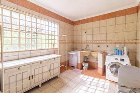 Casa à venda com 340m², 5 quartos e 5 vagas Casa à venda com 340m², 5 quartos e 5 vagasLavanderia