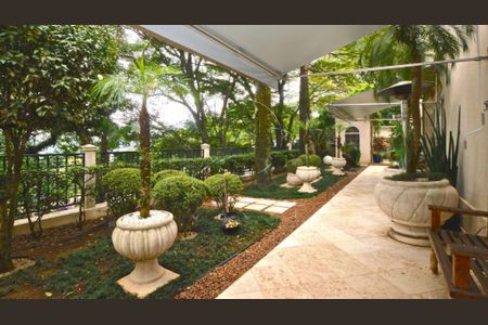 Casa à venda com 8 quartos, 584m² em Vila Madalena, São Paulo