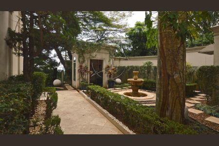 Casa à venda com 8 quartos, 584m² em Vila Madalena, São Paulo