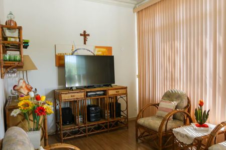 Casa à venda com 280m², 2 quartos e 2 vagas Casa à venda com 280m², 2 quartos e 2 vagasSala