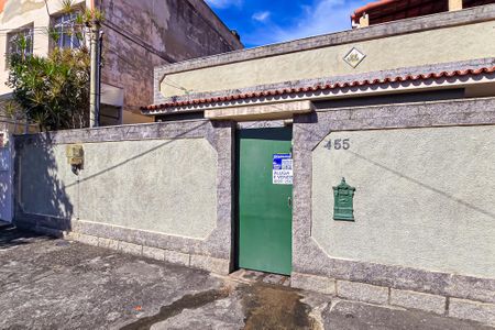 Casa à venda com 250m², 2 quartos e 1 vaga Casa à venda com 250m², 2 quartos e 1 vagaFachada casa com placa