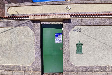 Casa à venda com 250m², 2 quartos e 1 vaga Casa à venda com 250m², 2 quartos e 1 vagaFachada casa com placa