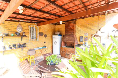 Casa à venda com 250m², 2 quartos e 1 vaga Casa à venda com 250m², 2 quartos e 1 vagaChurrasqueira Terraço