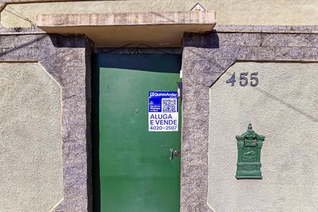 Casa à venda com 250m², 2 quartos e 1 vaga Casa à venda com 250m², 2 quartos e 1 vagaFachada casa com placa