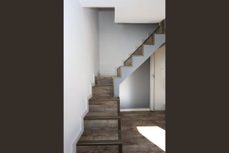 Escada de casa para alugar com 2 quartos, 70m² em Jardim Faria Lima, São Paulo