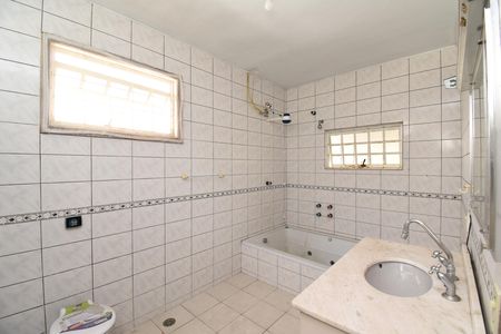 Casa à venda com 342m², 4 quartos e 4 vagasBanheiro 2