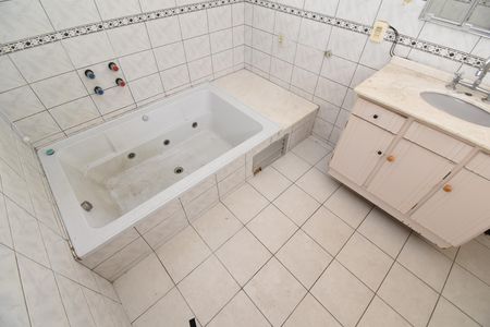 Casa à venda com 342m², 4 quartos e 4 vagasBanheiro 2