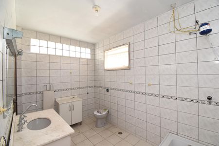 Casa à venda com 342m², 4 quartos e 4 vagasBanheiro 2