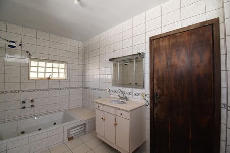 Casa à venda com 342m², 4 quartos e 4 vagasBanheiro 2