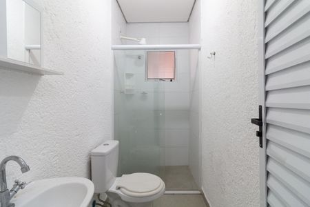 Banheiro de kitnet/studio para alugar com 1 quarto, 12m² em Rio Pequeno, São Paulo