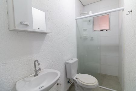 Banheiro de kitnet/studio para alugar com 1 quarto, 12m² em Rio Pequeno, São Paulo