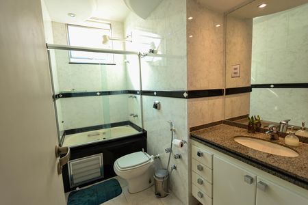 Apartamento à venda com 220m², 4 quartos e 3 vagasBanheiro da Suíte