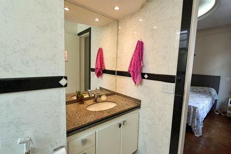 Apartamento à venda com 220m², 4 quartos e 3 vagasBanheiro da Suíte