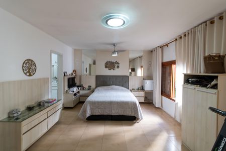 Casa à venda com 220m², 3 quartos e 2 vagasSuíte