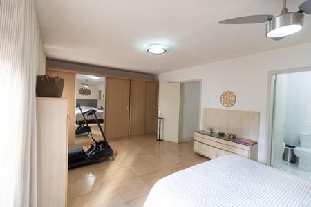 Casa à venda com 220m², 3 quartos e 2 vagasSuíte