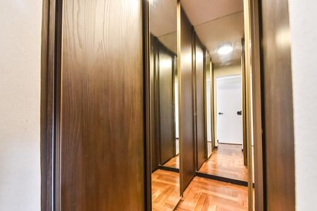 Apartamento à venda com 200m², 4 quartos e 3 vagas Apartamento à venda com 200m², 4 quartos e 3 vagasCloset da suíte