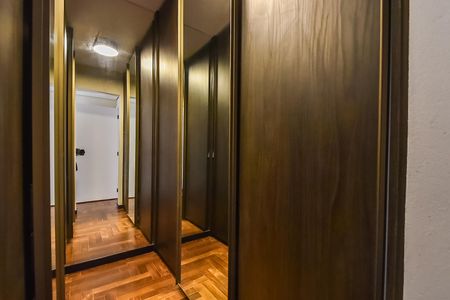 Apartamento à venda com 200m², 4 quartos e 3 vagas Apartamento à venda com 200m², 4 quartos e 3 vagasCloset da suíte