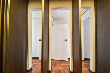 Apartamento à venda com 200m², 4 quartos e 3 vagas Apartamento à venda com 200m², 4 quartos e 3 vagasCloset da suíte