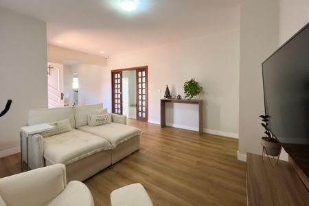 Casa à venda com 210m², 3 quartos e 5 vagas