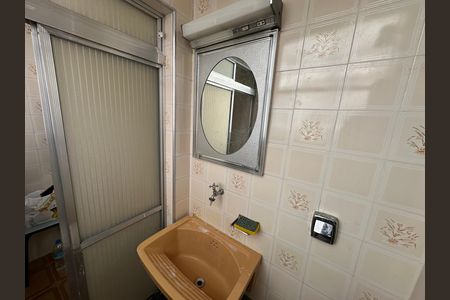 Banheiro de apartamento para alugar com 1 quarto, 30m² em Centro, São Vicente