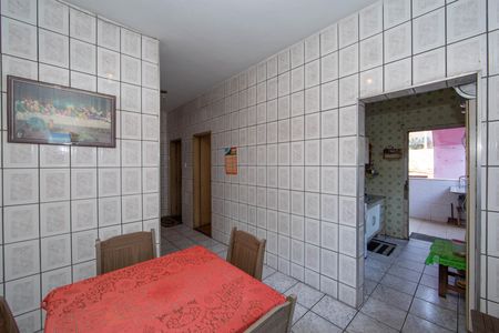 Casa à venda com 392m², 4 quartos e 4 vagasSALA