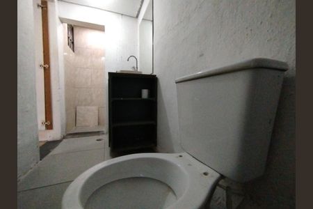 Banheiro de kitnet/studio para alugar com 1 quarto, 22m² em Vila Carrão, São Paulo