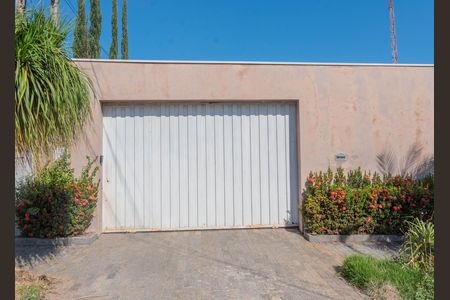 Casa para alugar com 220m², 3 quartos e 4 vagas Casa para alugar com 220m², 3 quartos e 4 vagasFachada